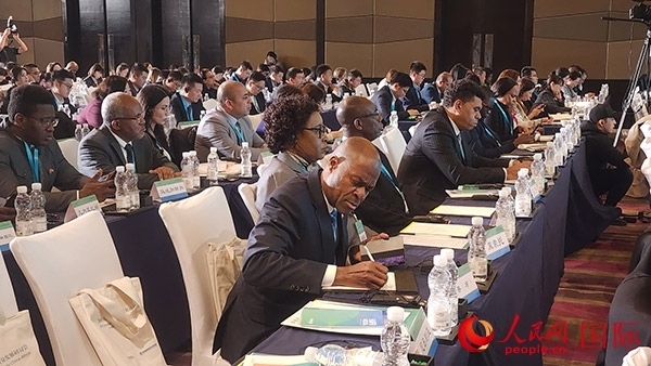 與會來賓在認真記錄。人民網(wǎng)記者 萬宇攝