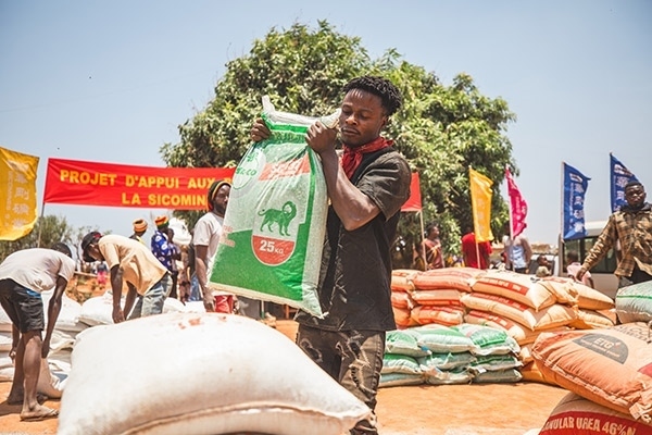 村民們興高采烈地把種子和化肥搬回家。中鐵資源供圖