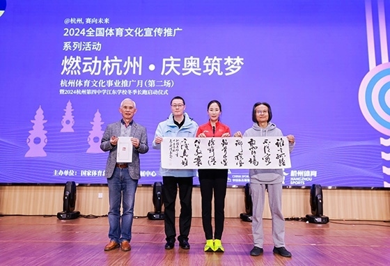 王麗萍與藝術家們共同創(chuàng)作主題作品。主辦方供圖