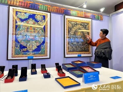 熱貢藝術(shù)國家級(jí)代表性傳承人夏吾角向嘉賓介紹作品。人民網(wǎng)記者 簡(jiǎn)承淵攝