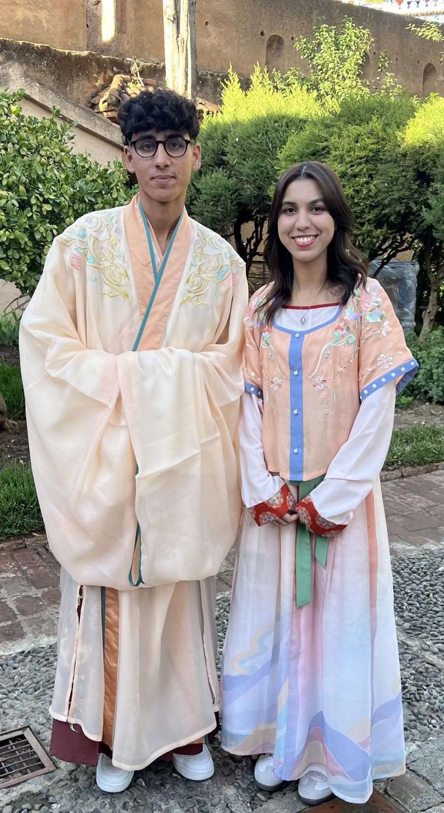 兩位青年試穿中國古代服裝。拉巴特中國文化中心供圖