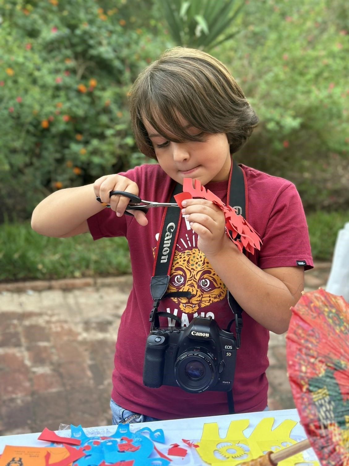 專心致志學(xué)剪紙。拉巴特中國文化中心供圖