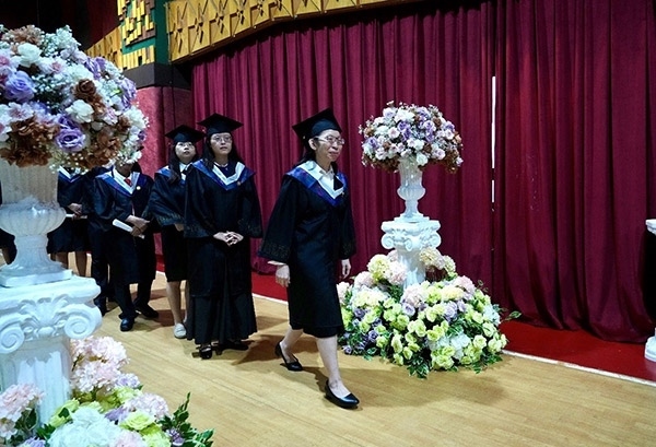 菲律賓岐黃中醫(yī)學(xué)院首屆12名畢業(yè)生順利獲得中醫(yī)相關(guān)執(zhí)業(yè)資格。人民網(wǎng)記者 樊帆攝