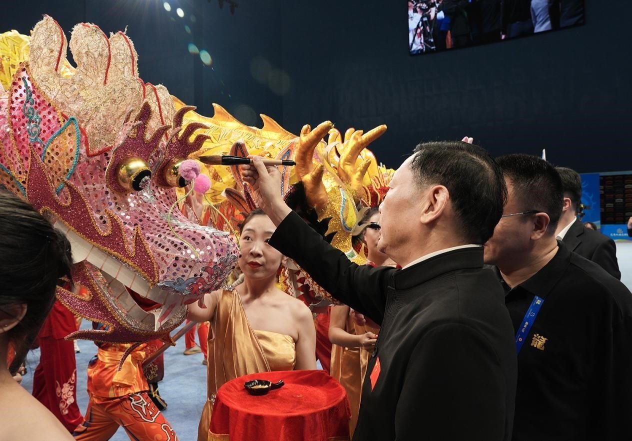 出席開賽儀式的領導及嘉賓共同為參賽龍獅隊點睛。（受訪者供圖）