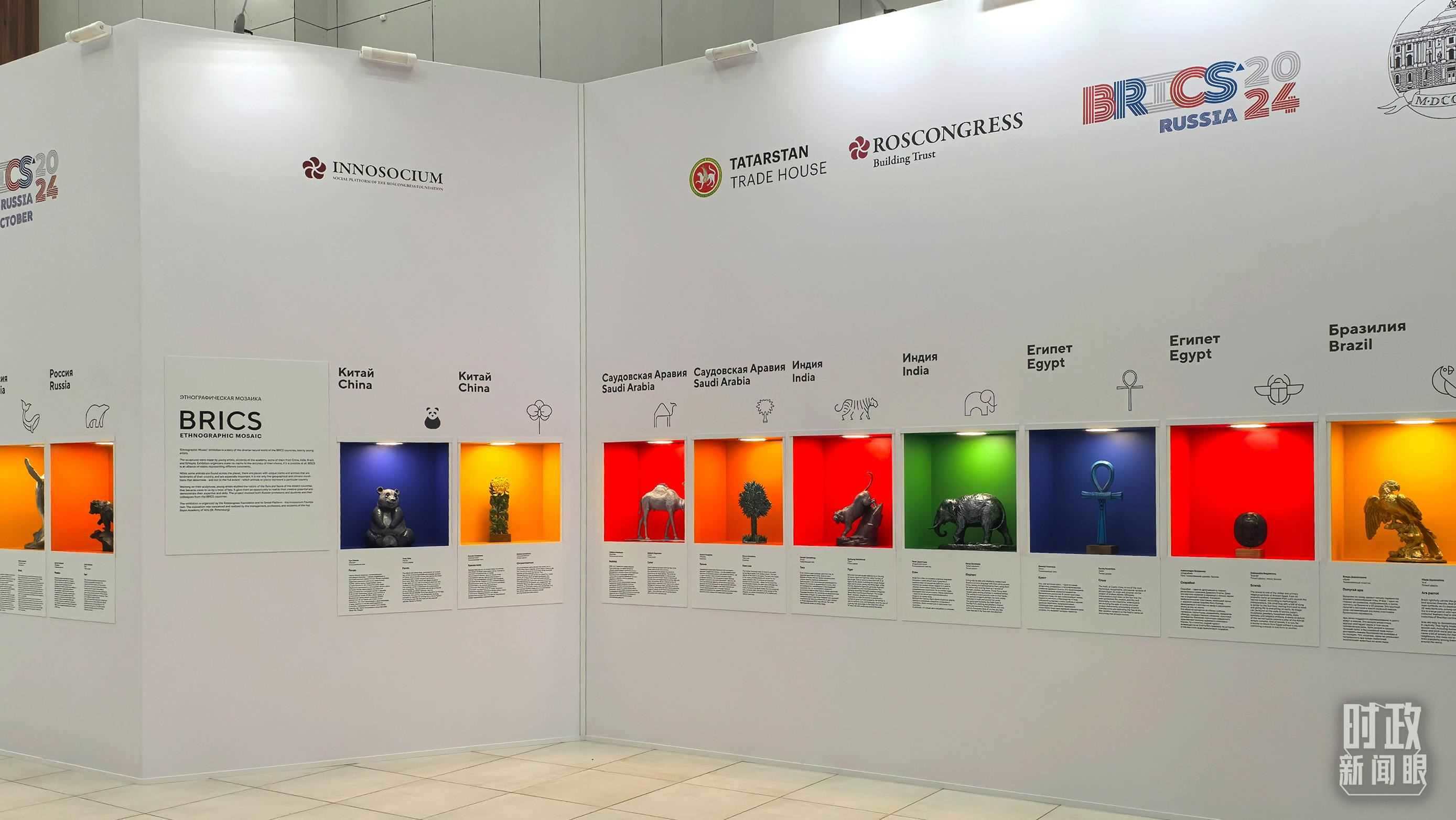 △ 喀山會(huì)展中心內(nèi)展示的金磚國(guó)家工藝品。（總臺(tái)央廣記者潘毅拍攝）