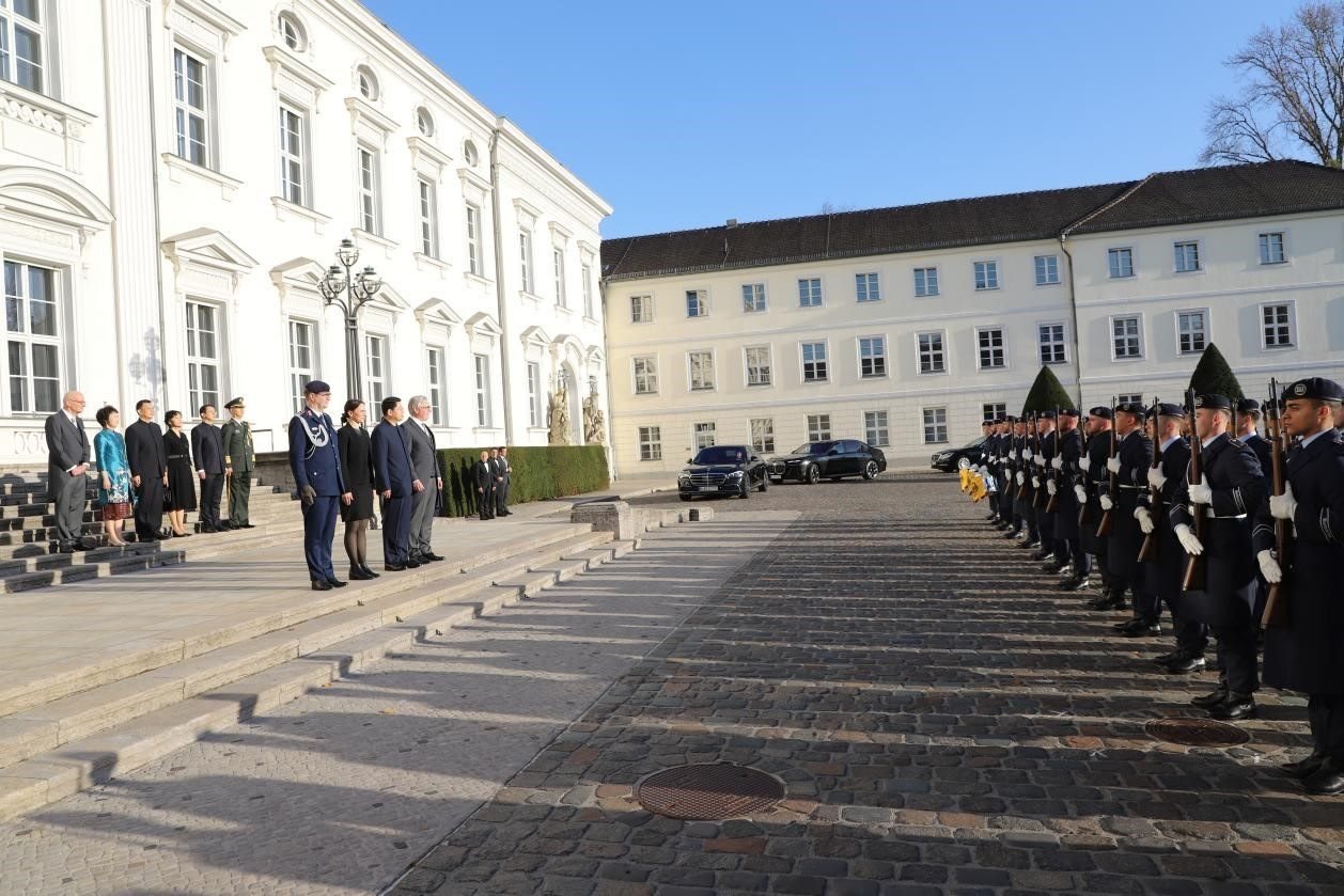 新任中國(guó)駐德國(guó)大使鄧洪波向德國(guó)總統(tǒng)施泰因邁爾遞交國(guó)書。中國(guó)駐德國(guó)大使館供圖