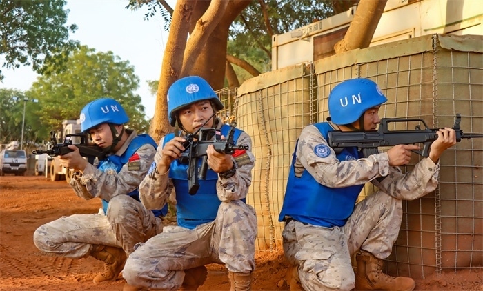 匯報(bào)一線偵察情況。王軍杰攝