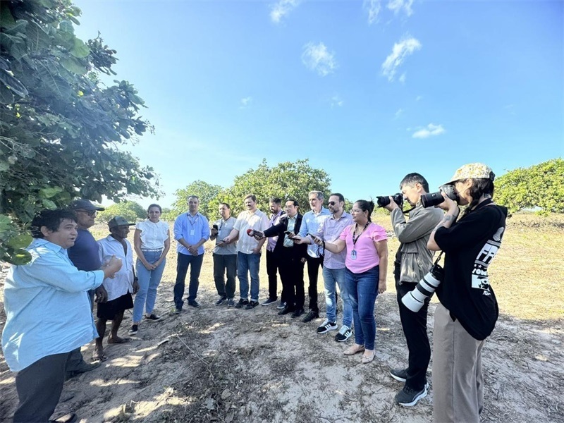 聯(lián)合采訪團正在采訪中國企業(yè)在若昂卡馬拉市的扶貧開放項目 。孫佳攝