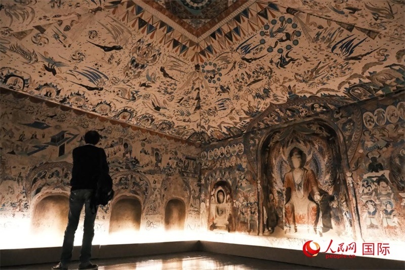 觀眾仿佛置身于數(shù)字復(fù)原的敦煌第285窟。人民網(wǎng)記者 尚凱元攝 