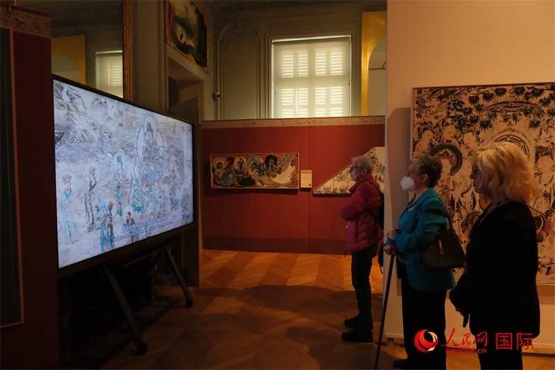 觀眾在展臺(tái)觀看錄像講解。人民網(wǎng)記者 尚凱元攝