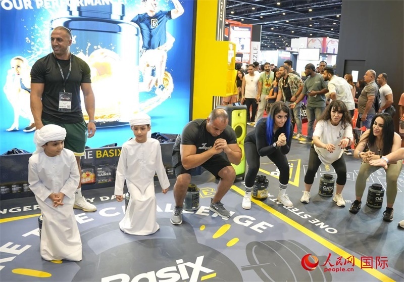 觀眾參加“蹲馬步”比賽。人民網(wǎng)中東中心分社塔里克·易卜拉欣攝