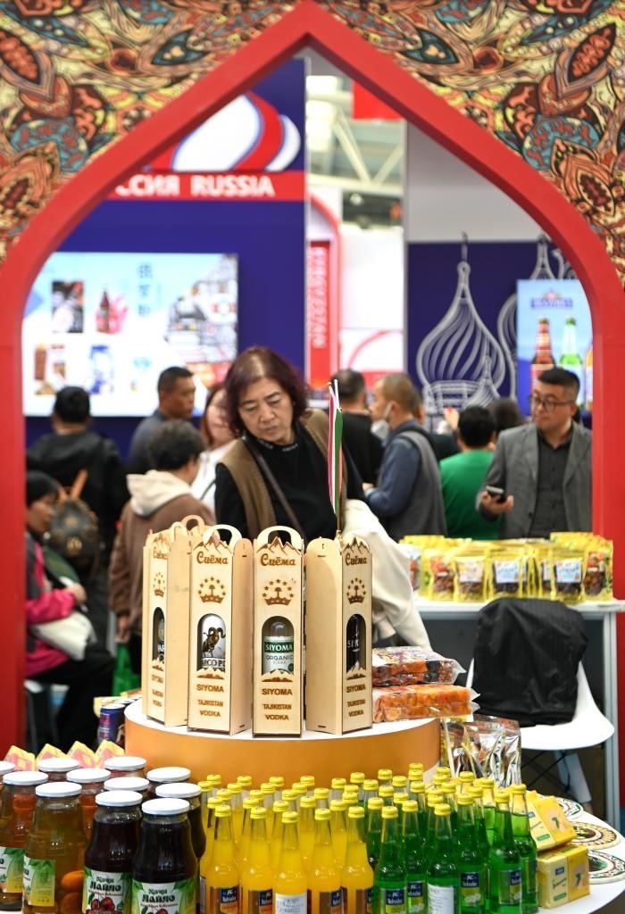 10月25日，觀眾在楊凌農(nóng)高會(huì)上合組織國(guó)家農(nóng)業(yè)展區(qū)了解農(nóng)產(chǎn)品。新華社記者 鄒競(jìng)一 攝