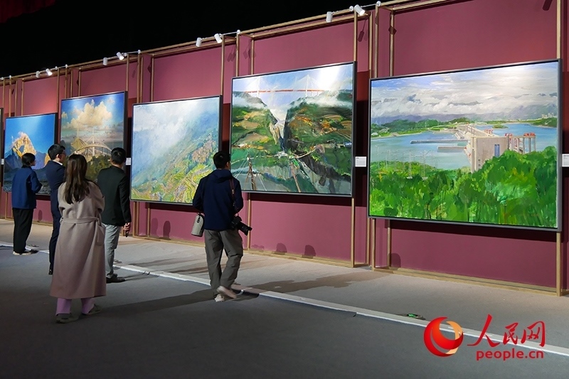 觀眾正在欣賞畫(huà)作。人民網(wǎng)記者 韋衍行攝