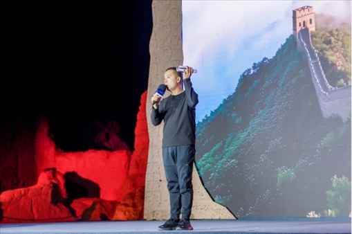 李剛在“何以中國(guó)·五星出東方”網(wǎng)絡(luò)主題宣傳活動(dòng)現(xiàn)場(chǎng)演講。人民視頻供圖