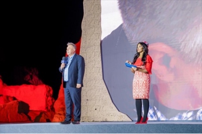 丹尼（左一）在“何以中國·五星出東方”網(wǎng)絡(luò)主題宣傳活動(dòng)現(xiàn)場演講。人民視頻供圖