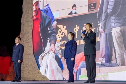 張曉波（右一）在“何以中國·五星出東方”網(wǎng)絡(luò)主題宣傳活動(dòng)現(xiàn)場演講。人民視頻供圖