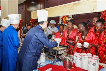 恩賈梅納大學孔子學院的學生們對中國餃子情有獨鐘。主辦方供圖