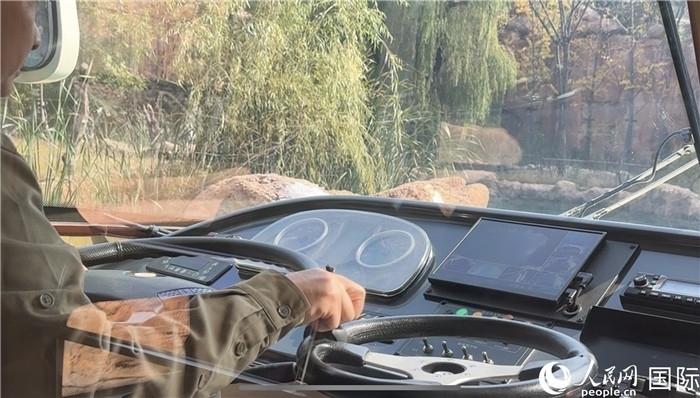 鄭州銀基動(dòng)物王國(guó)水陸兩棲觀光車(chē)駕駛室。人民網(wǎng) 謝瑩攝