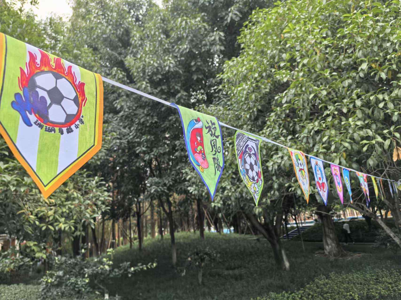 珊瑚魯能小學(xué)學(xué)生們手繪的“班超”隊(duì)徽。 人民網(wǎng)記者 楊磊攝