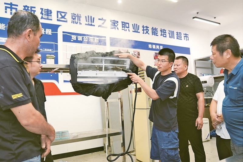 黨的二十屆三中全會強(qiáng)調(diào)，要健全終身職業(yè)技能培訓(xùn)制度。圖為2024年9月12日一位老師在給學(xué)員進(jìn)行家電清洗技術(shù)培訓(xùn)。 新華社記者 萬象/攝