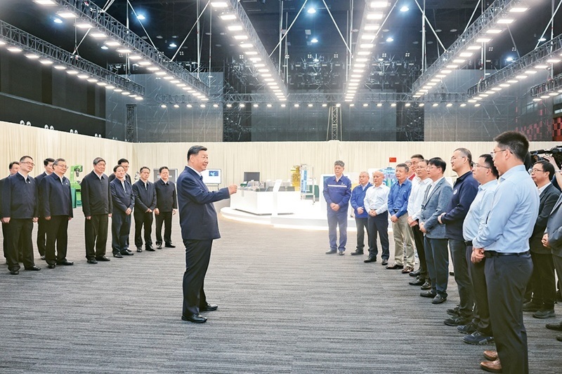 2024年10月17日至18日，中共中央總書記、國家主席、中央軍委主席習(xí)近平在安徽考察。這是17日下午，習(xí)近平在合肥濱湖科學(xué)城考察時，同現(xiàn)場科研人員和企業(yè)負責(zé)人親切交流。 新華社記者 鞠鵬/攝