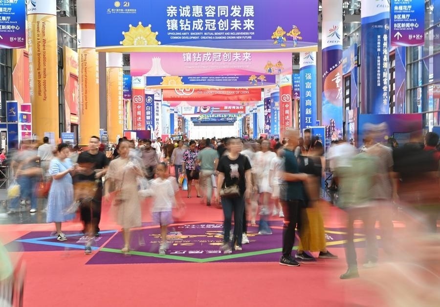 2024年9月28日，觀眾在廣西南寧市舉行的第21屆中國—東盟博覽會(huì)上參觀。新華社記者 周華 攝