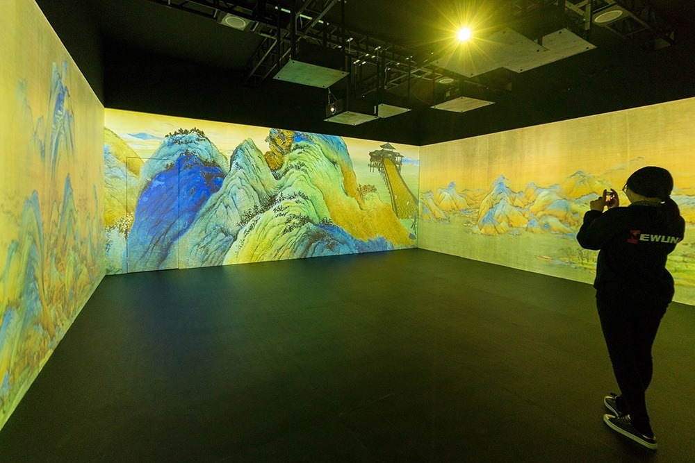2019年1月29日，上海，市民在“千里江山圖科技藝術(shù)展”上參觀北宋名畫《千里江山圖》的AR全景展示并打卡拍照。