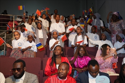 現(xiàn)場(chǎng)觀眾與決賽選手熱情互動(dòng)。中國(guó)石油非洲公司供圖