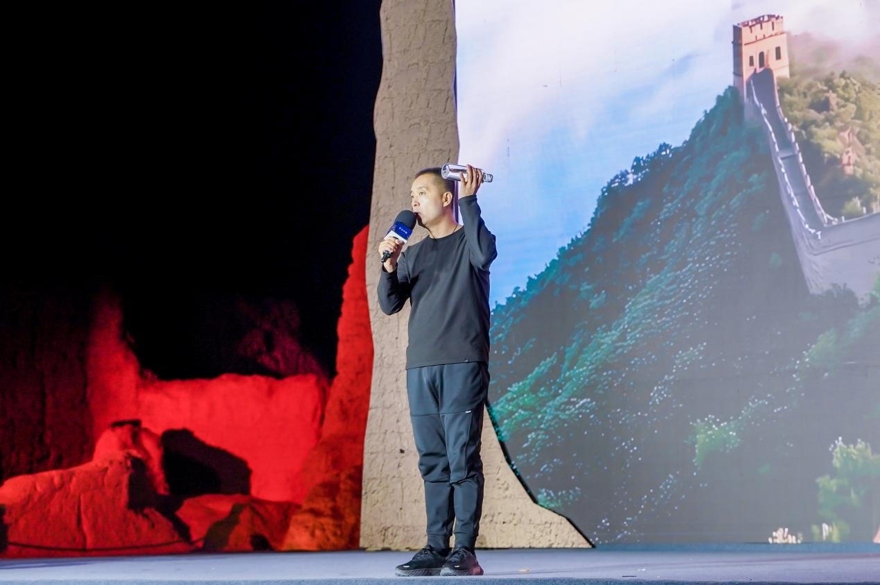 李剛在“何以中國·五星出東方”網(wǎng)絡主題宣傳活動現(xiàn)場演講。人民視頻供圖