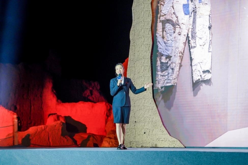 顧晨葉在“何以中國·五星出東方”網(wǎng)絡主題宣傳活動現(xiàn)場演講。人民視頻供圖