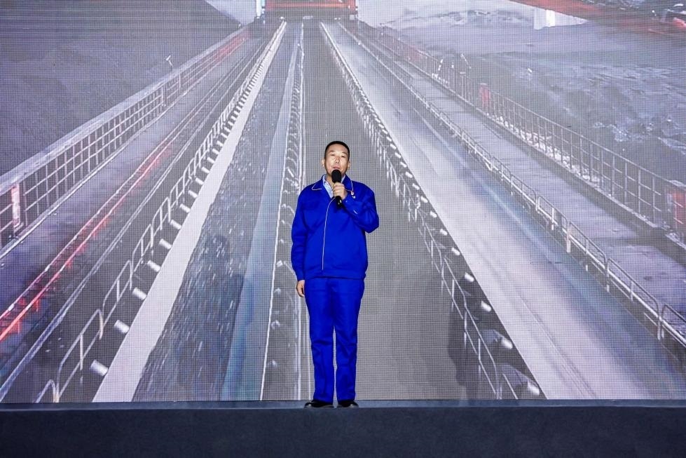 邵旭鵬在“何以中國·五星出東方”網(wǎng)絡主題宣傳活動現(xiàn)場演講。人民視頻供圖