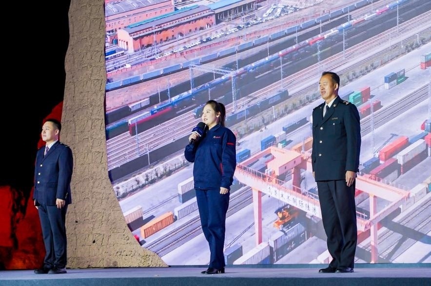 早吾扎?哈力賽（左二）在“何以中國·五星出東方”網(wǎng)絡主題宣傳活動現(xiàn)場演講。人民視頻供圖