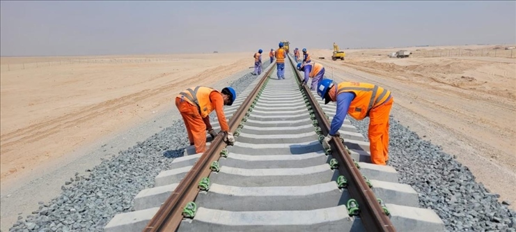 阿提哈德鐵路二期A標(biāo)項(xiàng)目施工中。中建中東供圖