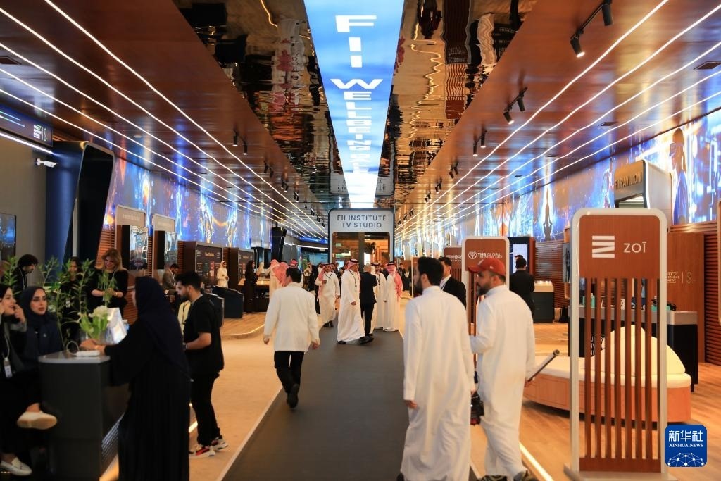 10月31日，在沙特阿拉伯首都利雅得，人們參加第八屆沙特“未來投資倡議”大會(huì)。新華社記者 隋先凱 攝