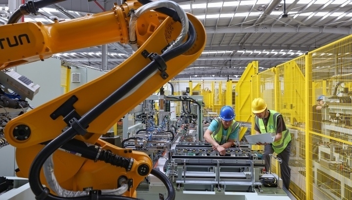 江蘇昆山，智能生產(chǎn)線上人機協(xié)同作業(yè)