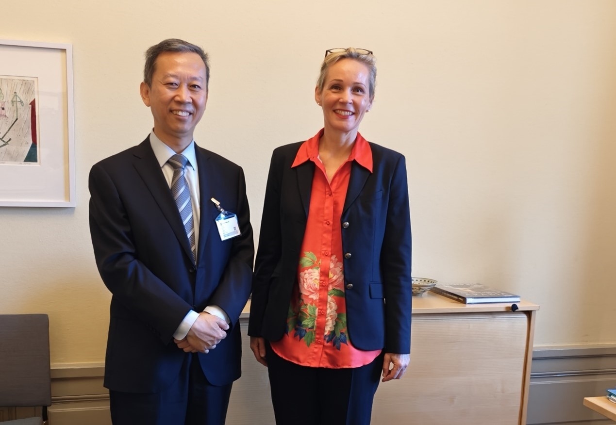 中國駐瑞典大使崔愛民會見瑞典外交部外貿(mào)總司長米蘭德。中國駐瑞典大使館供圖