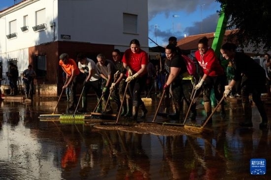 11月2日，居民在西班牙烏鐵爾清理房屋。新華社記者 孟鼎博 攝