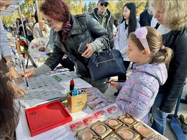 活動(dòng)現(xiàn)場(chǎng)外賓體驗(yàn)中國(guó)書(shū)法。 中國(guó)駐保加利亞大使館供圖。