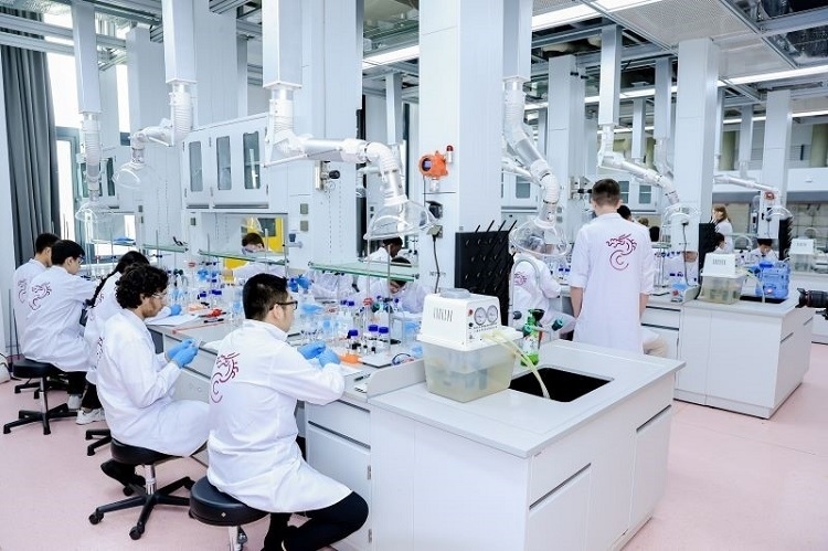 中外學(xué)生同堂做實(shí)驗(yàn)。深北莫供圖