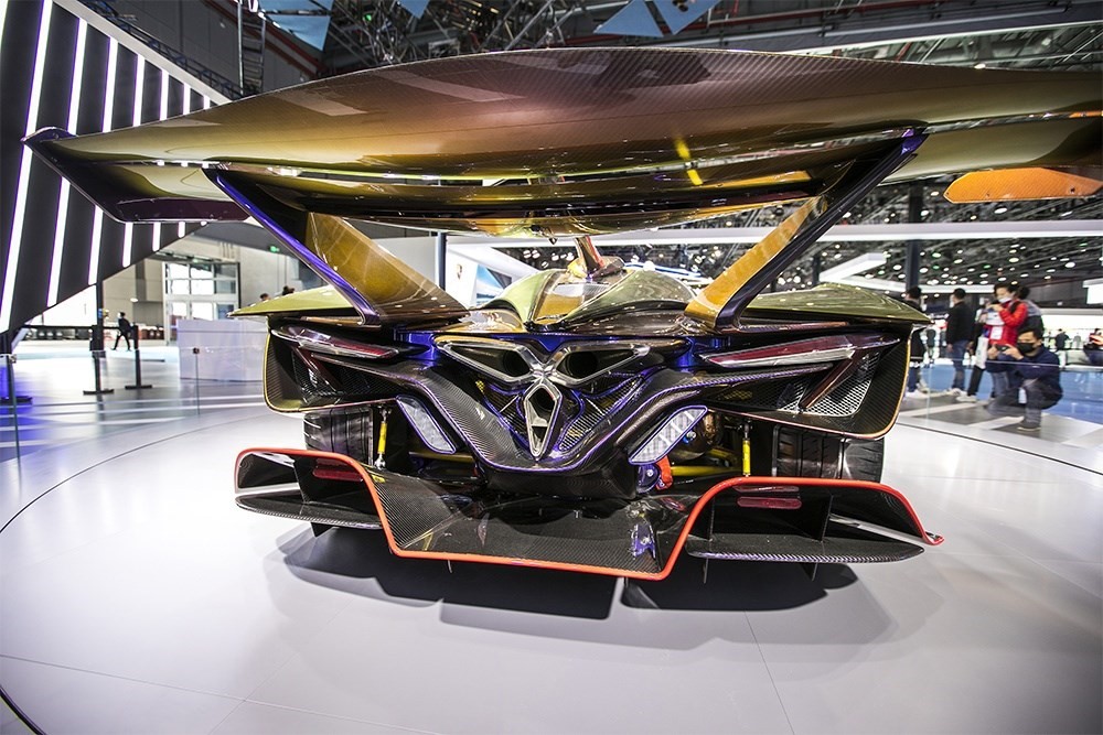 2020年11月5日，上海，來自德國(guó)的全球首款全碳纖維跑車亮相進(jìn)博會(huì)。該車總重量只有1250KG。