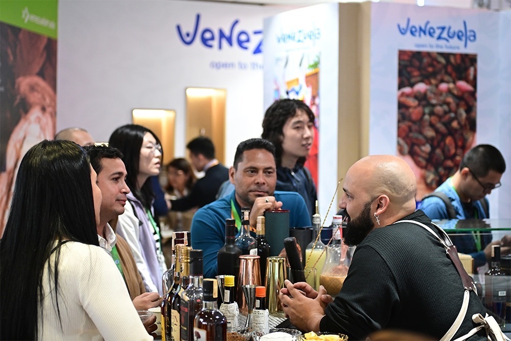 2023年11月9日，上海，觀眾在進(jìn)博會(huì)委內(nèi)瑞拉館參觀、交流、洽談。