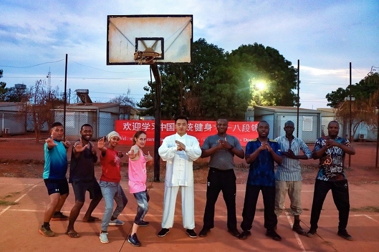 組織八段錦教學(xué)。王軍杰 攝