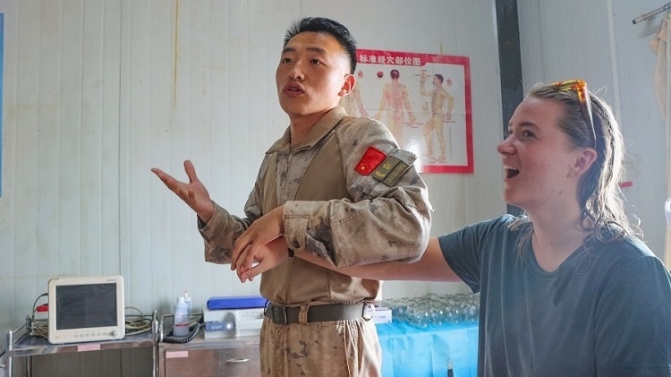 體驗中醫(yī)針灸。羅詩穎攝