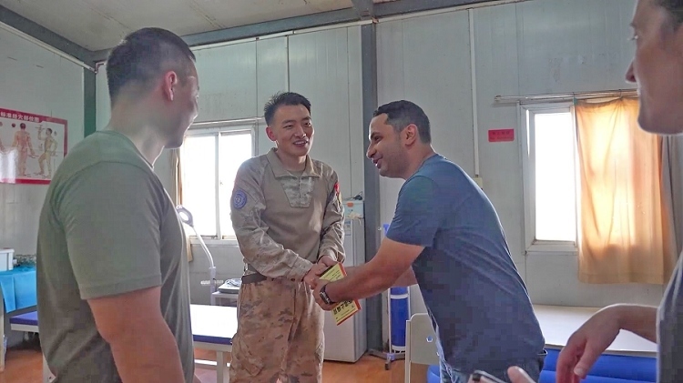 外國友人致謝。王軍杰攝