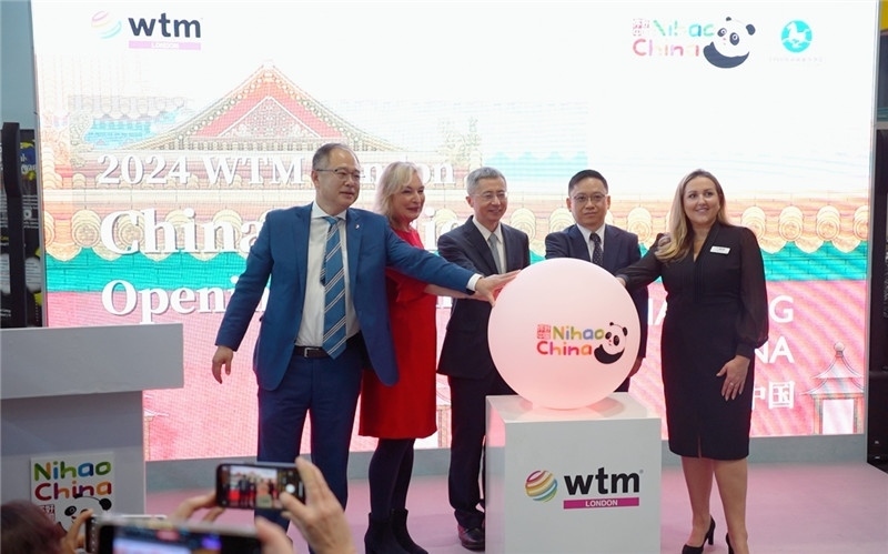 中外嘉賓為中國館開幕點(diǎn)亮水晶球。吳若鳴攝