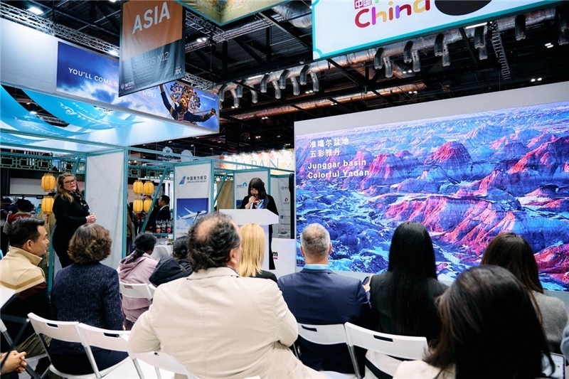  “中國館”新疆旅游推介會(huì)現(xiàn)場(chǎng)介紹。楊浩鵬攝