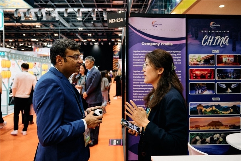 “中國館”展區(qū)現(xiàn)場(chǎng)洽談。 楊浩鵬攝