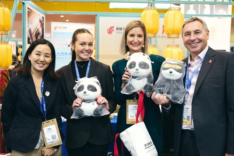 “中國館”展區(qū)現(xiàn)場(chǎng)洽談。 楊浩鵬攝