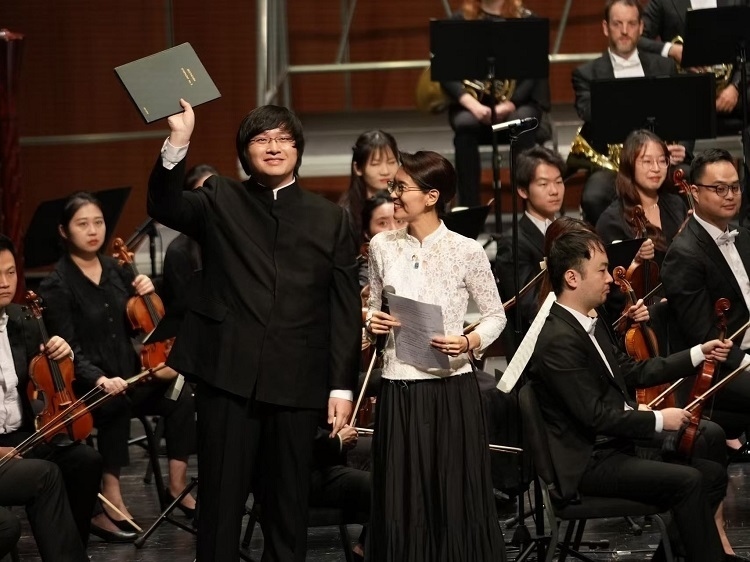 小澤征良向俞潞贈(zèng)送小澤征爾使用過(guò)的《第五交響曲》樂譜。演出方供圖