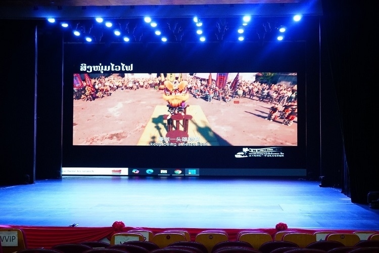 “露天電影院——中老優(yōu)秀電影巡映”首映式上放映老撾語配譯的中國動(dòng)畫電影《雄獅少年》。主辦方供圖